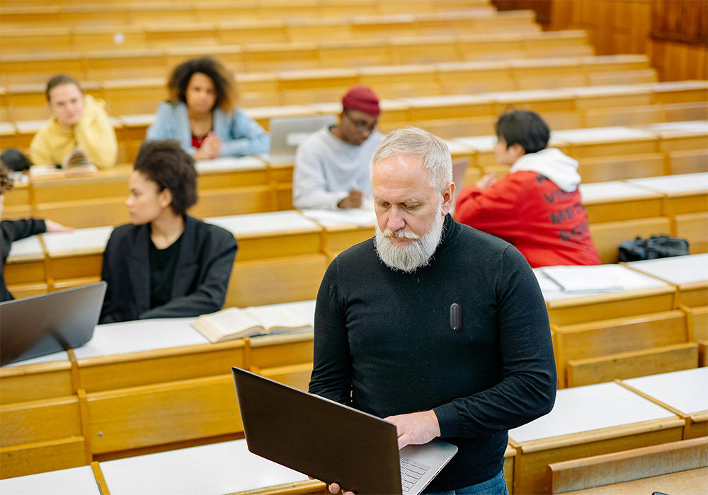 Professor2.jpg__PID:b26c51d5-62ec-4786-a7ab-b3f81392661a
